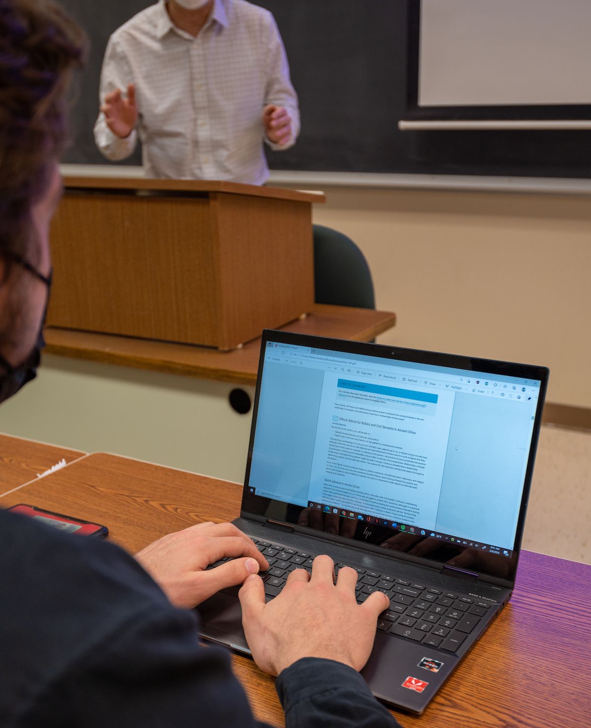 Professors use open source textbooks to alleviate student costs