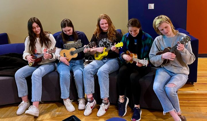 Ukulele Club hosts ‘Anything but a Uke’ night