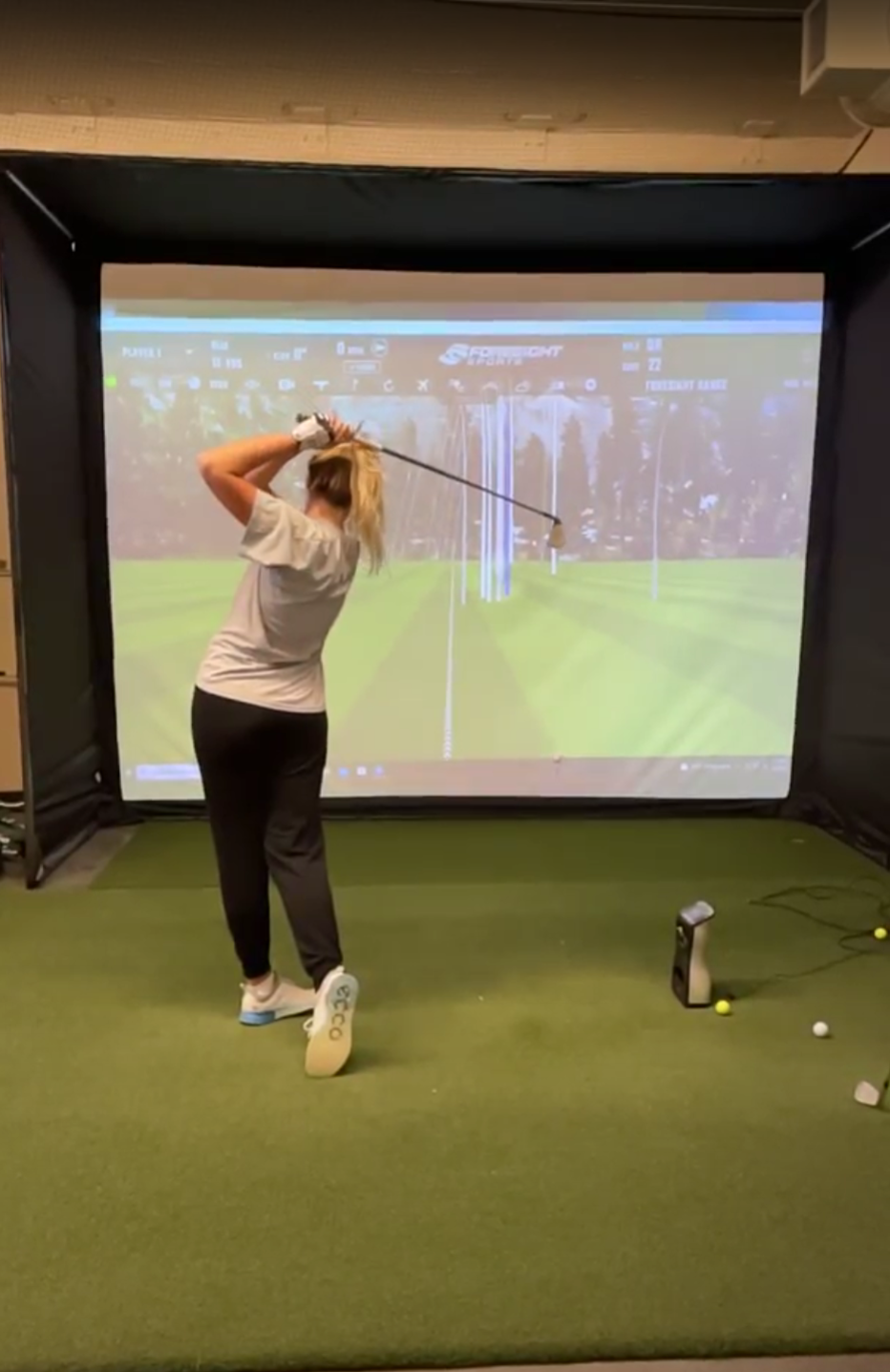 Men’s and women’s golf improve winter practice with simulator