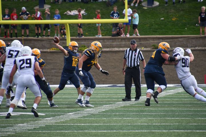 Scholten family bonds over Augustana football